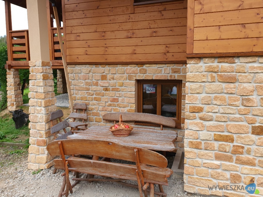 kamień naturalny na dom z drewna